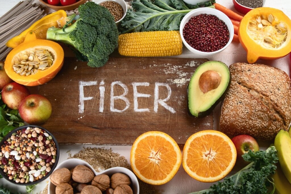 alimentos fontes de fibra e uma tábua escrita "fiber"