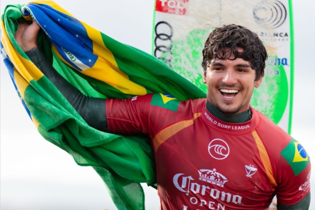 Surfista Gabriel Medina segurando bandeira do Brasil
