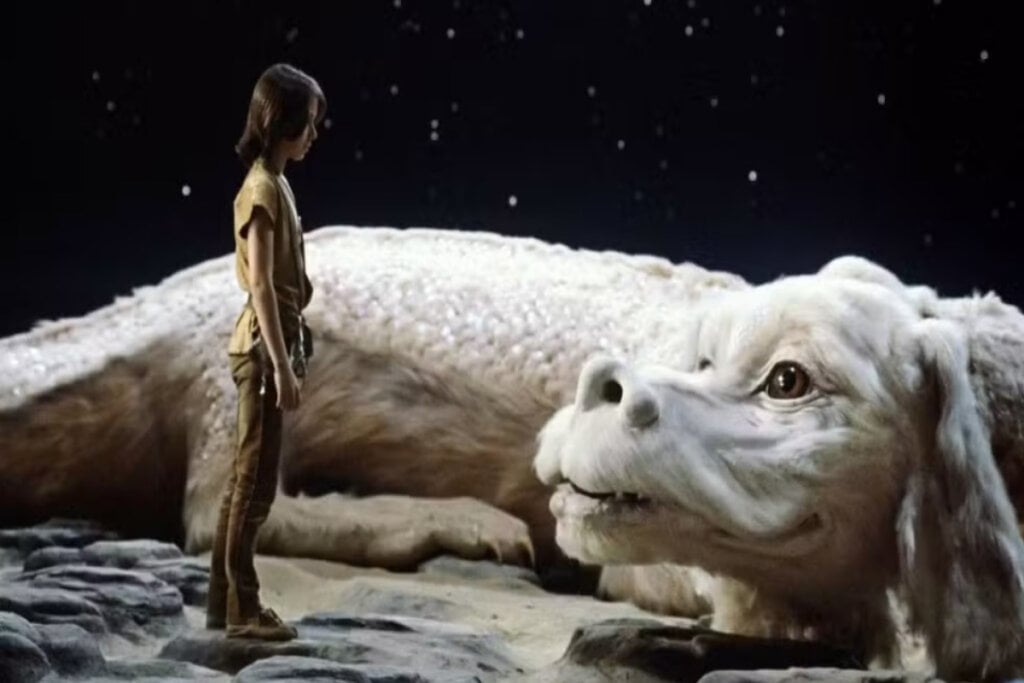 Cena do filme "A História Sem Fim", menino e dragão juntos