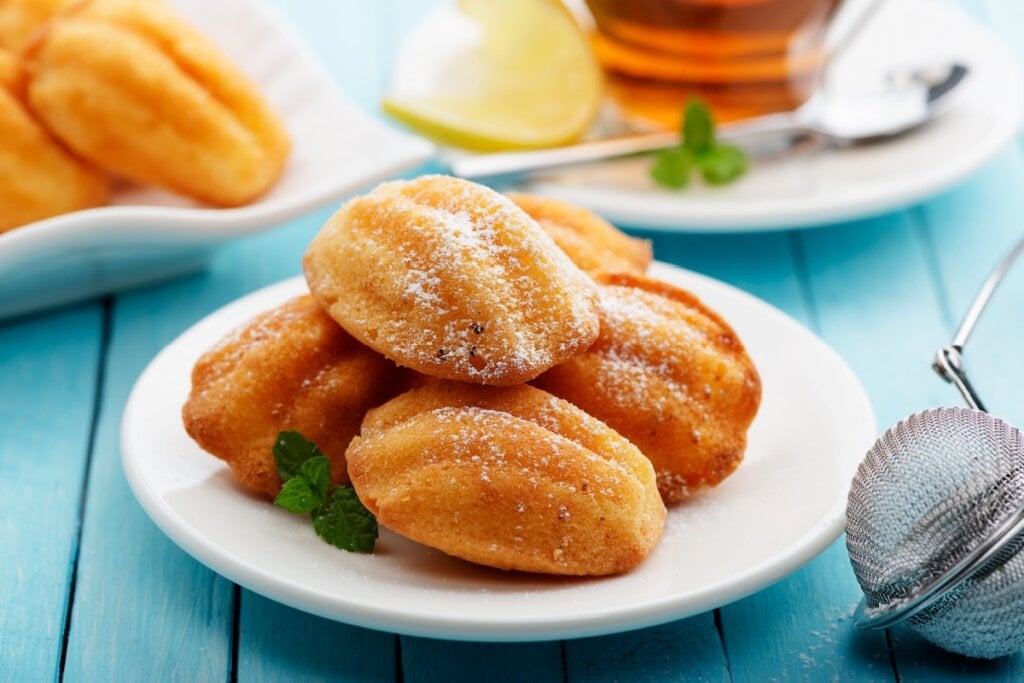 prato branco com 4 madeleines em uma mesa azul