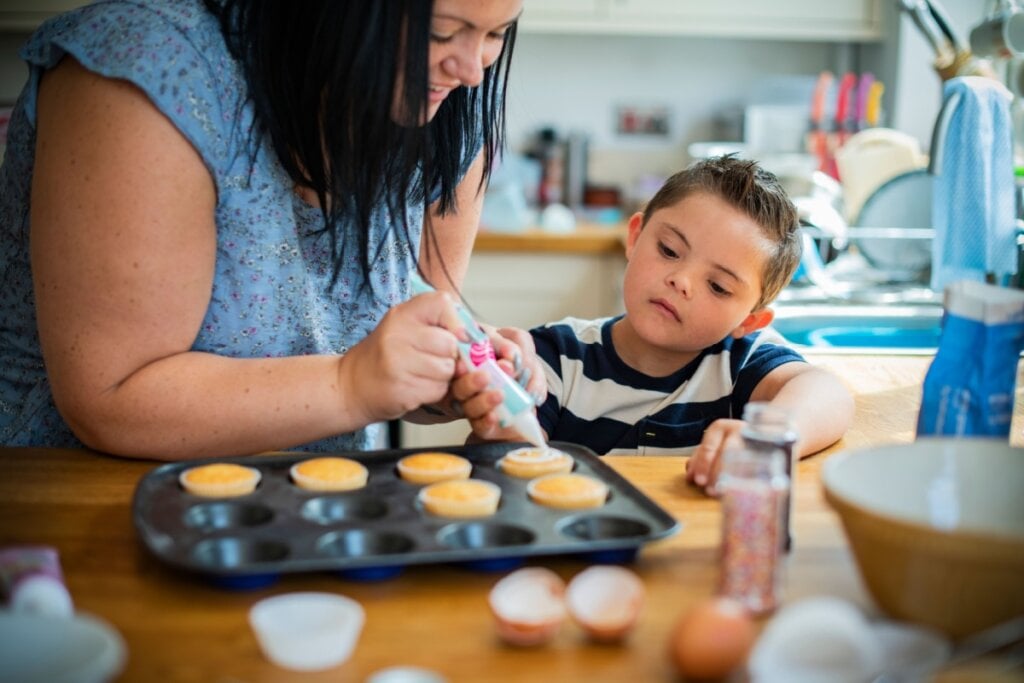 Mãe cozinhando com filho na cozinha