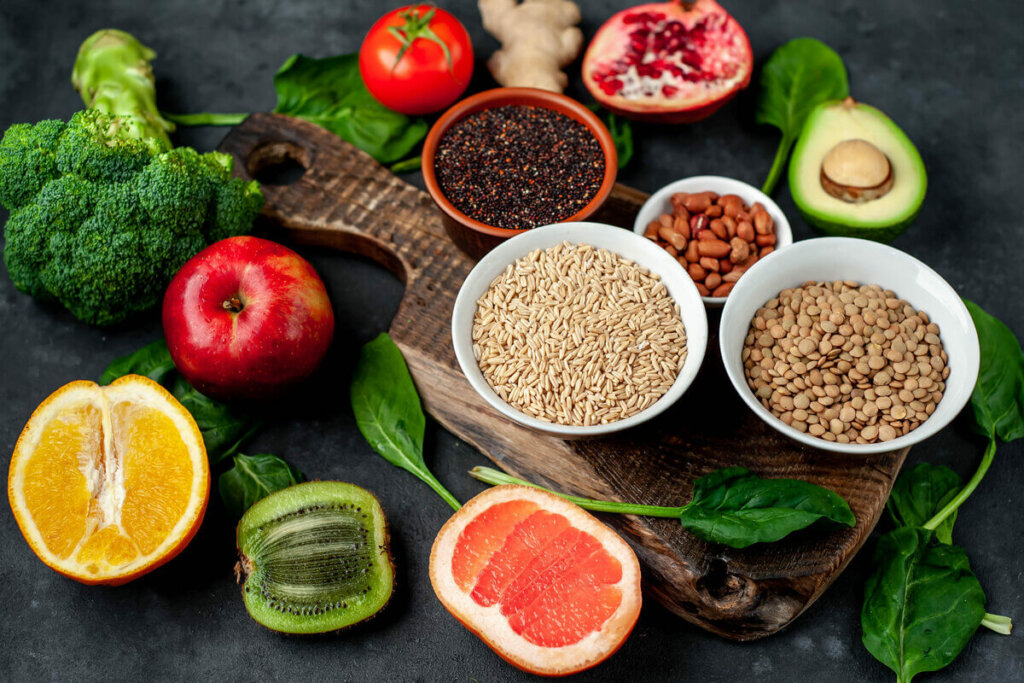 Mesa com frutas, cereais e legumes