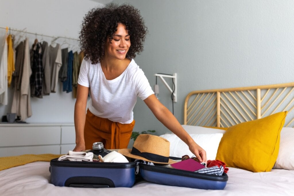 Mulher arrumando malas para as férias