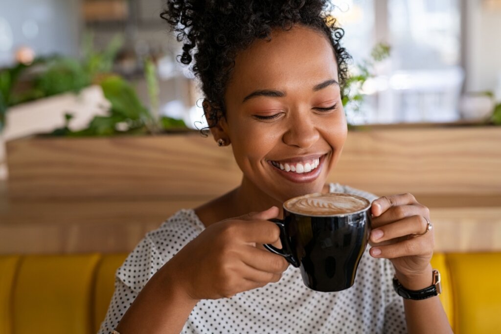 Mulher bebendo uma xícara de café em uma cafeteria