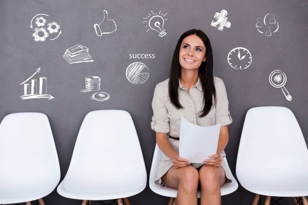 Mulher sentada aguardando para ser chamada para entrevista de emprego