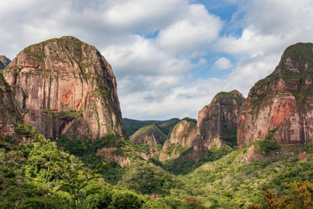 Vista do Parque Nacional Amboró com montanhas e árvores 