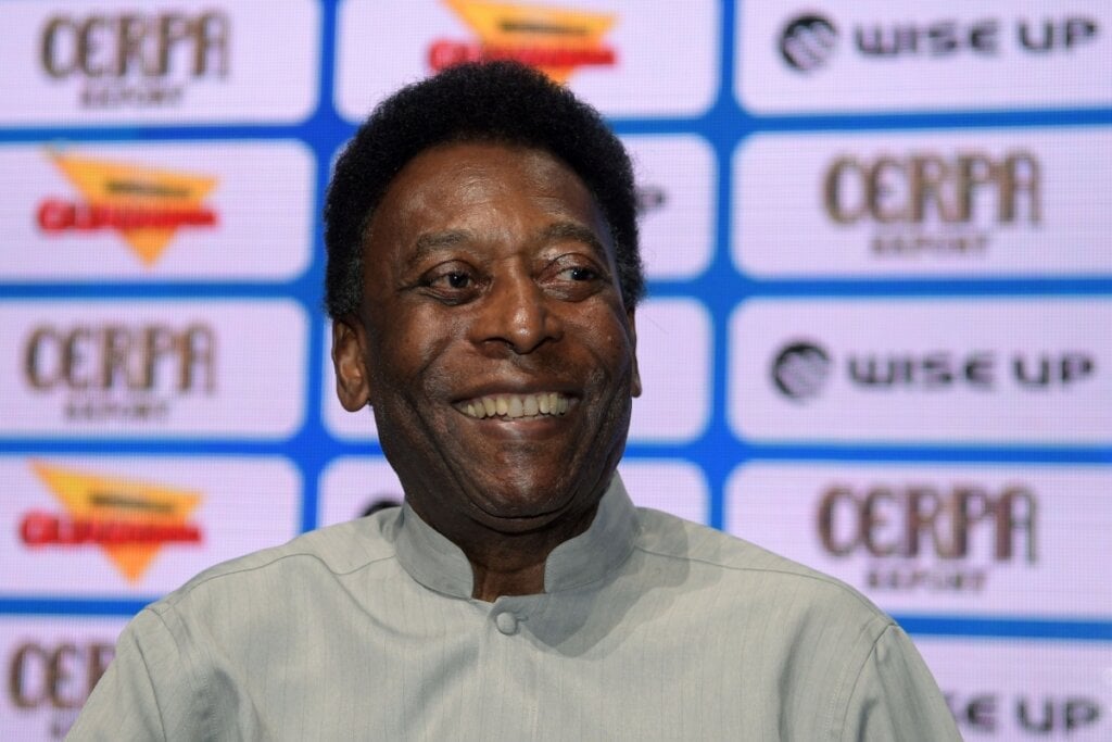Jogador de futebol Pelé sorrindo em coletiva de imprensa