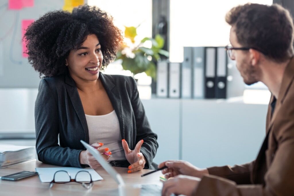 Dois colegas de trabalho conversando no escritório