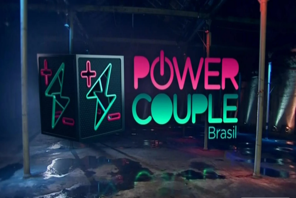 Logo do reality Power Couple Brasil no palco do programa
