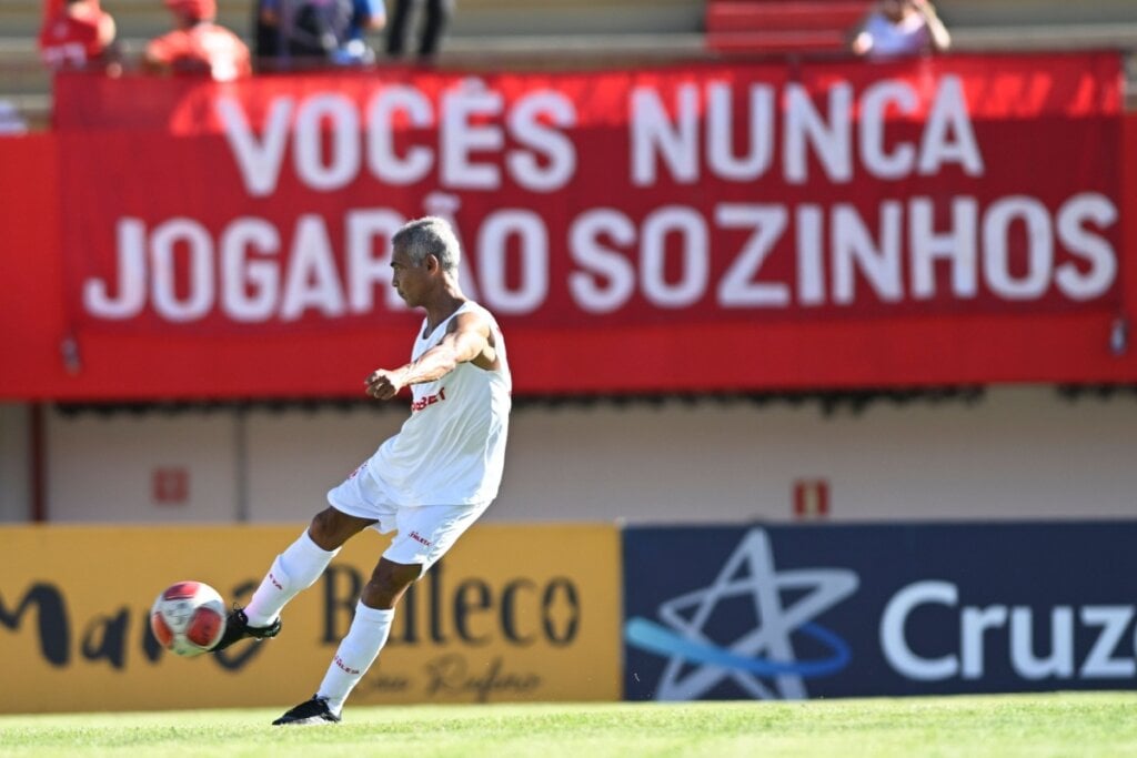 Jogador Romário jogando no campo do time do América do Rio de Janeiro 
