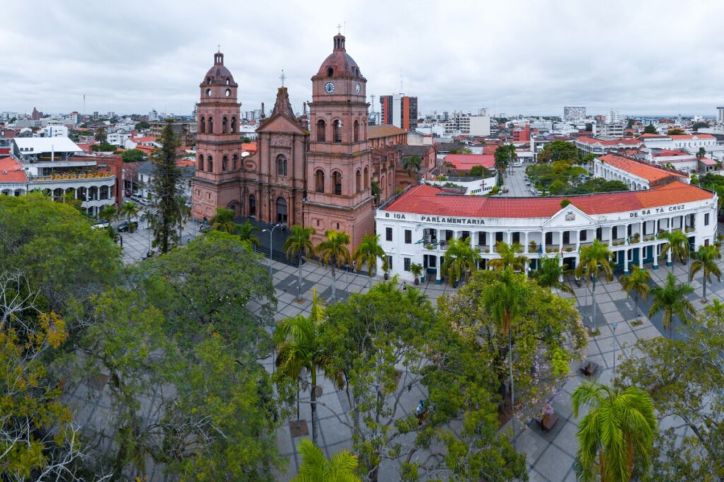 Vista de Santa Cruz de La Sierra com igreja, casas e árvores