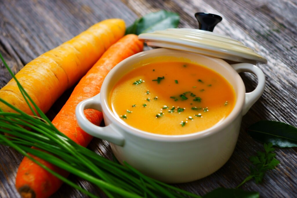 Sopa cremosa de cenoura com gengibre em panela branca