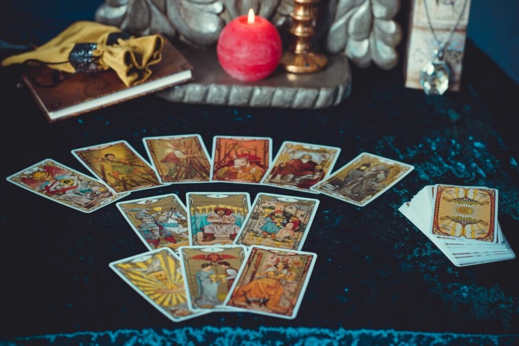 cartas de tarot em cima de uma mesa