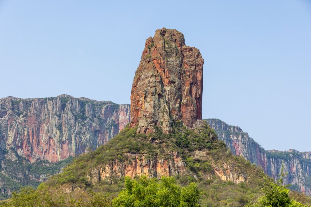 Vista da Torre de David com montanha alta e árvores em volta