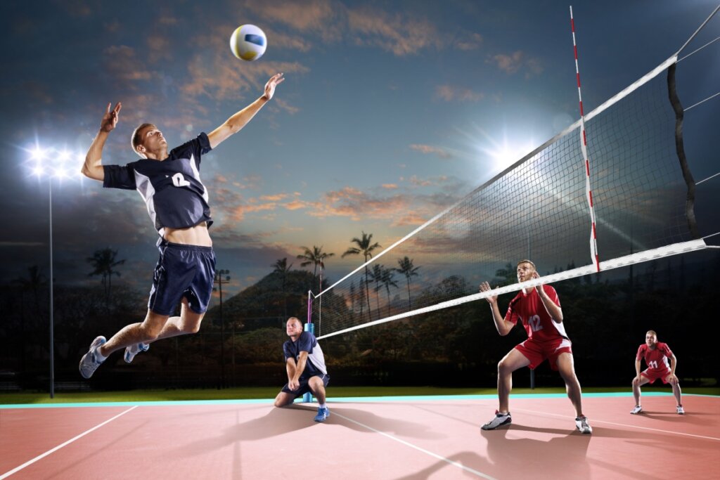 Homens jogando voleibol em quadra