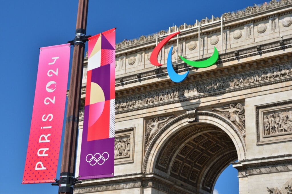 Arco do triunfo com símbolo das Paraolimpíadas de Paris