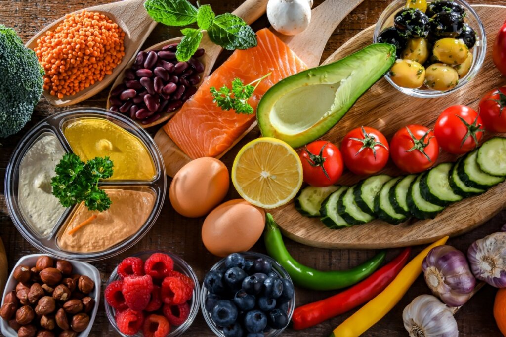 Frutas, grãos e vegetais em cima de uma mesa de madeira