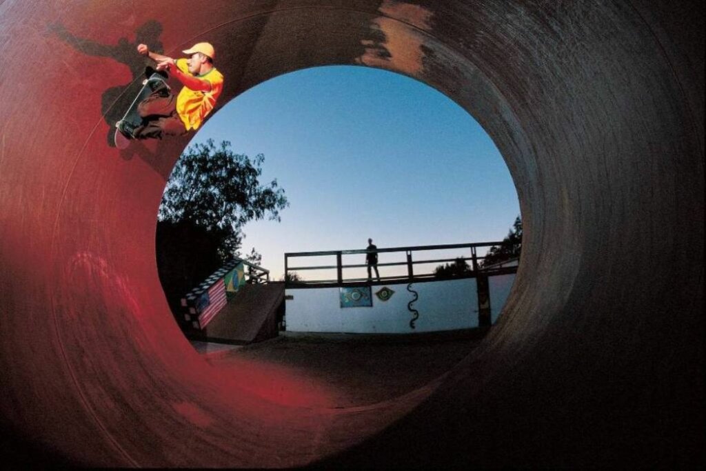 Capa da série "Bob Burnquist: A Lenda do Skate" com o atleta andando de skate 