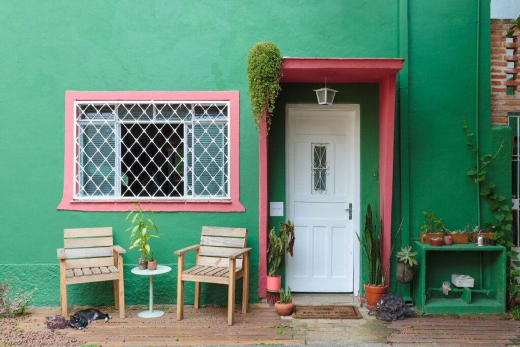 frente de uma casa com as cores Doce de Mamão e Rosa-Blush 