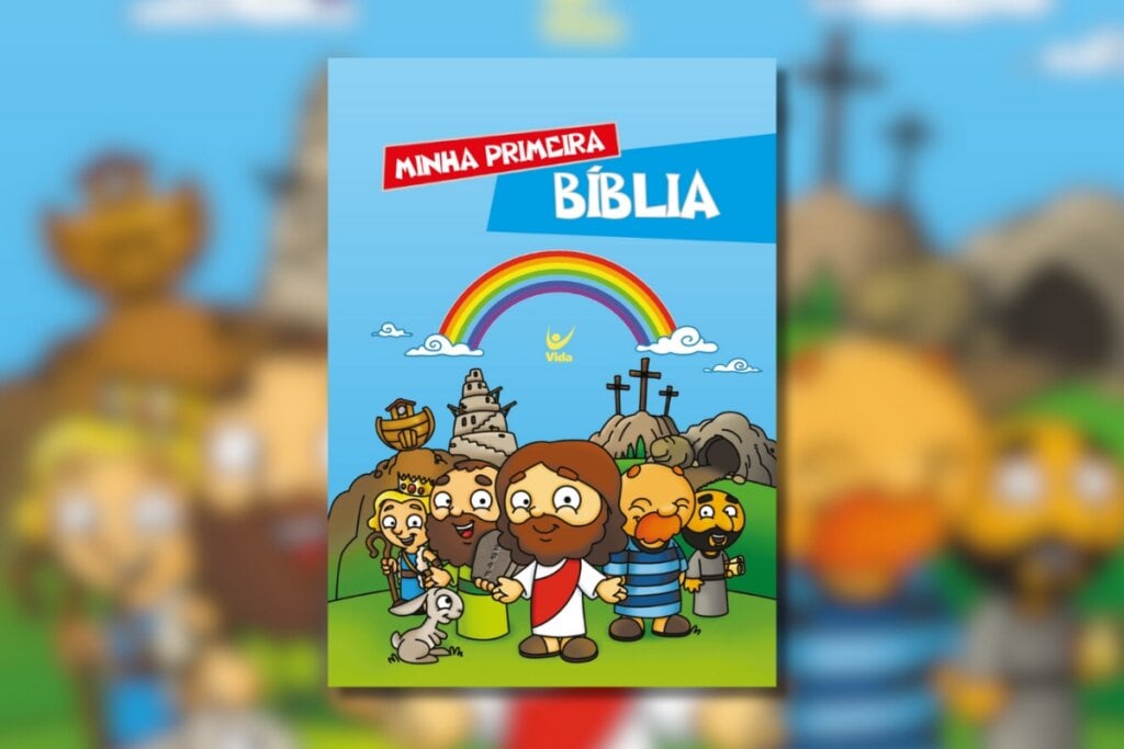 Capa de Minha Primeira Bíblia com crianças brincando em um parque e um arco-íris ao fundo 