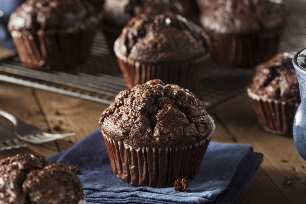 Muffins de chocolate em uma mesa de madeira