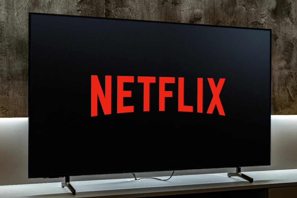 Logo da Netflix em uma televisão