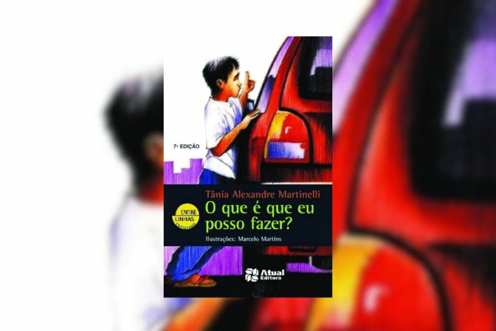 Capa do livro "O que é que eu posso fazer", com a ilustração de um jovem em frente à janela do passageiro de um carro vermelho 