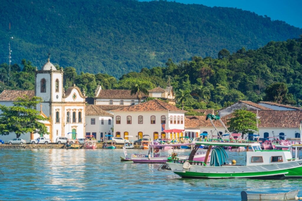 Imagem dos barcos em Paraty no Rio de Janeiro