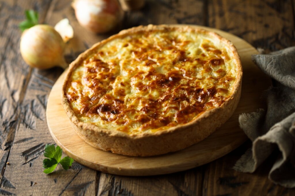 Quiche de alho-poró em cima de uma mesa de madeira