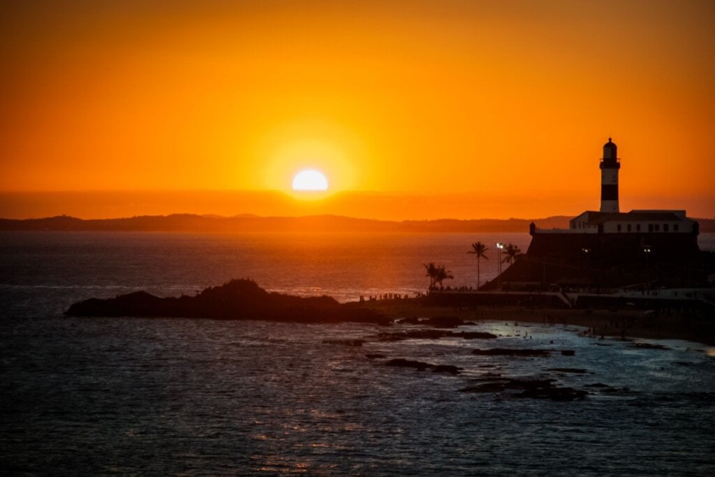 Vista do pôr do sol do Farol da Barra em Salvador 