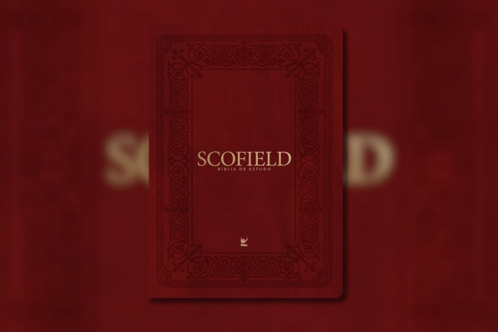 Capa da Bíblia de Estudo Scofield com o nome dela escrito em dourado e fundo vermelho