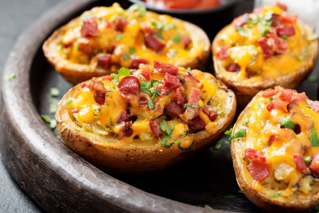 foto de quatro fatias de batata recheada com queijo e bacon