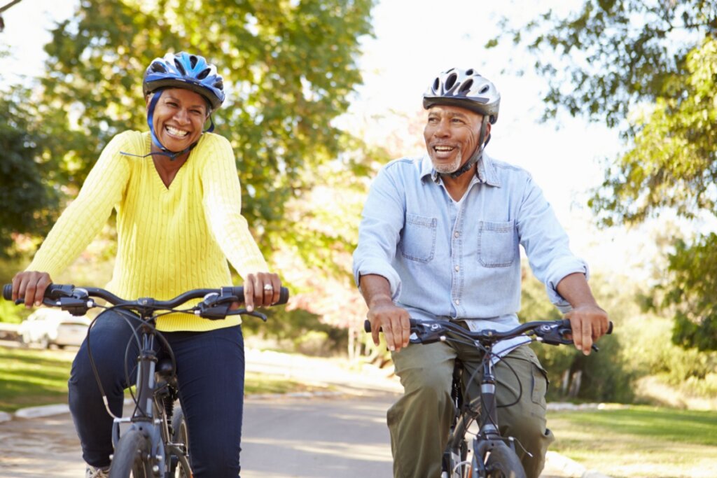 Casal andando de bicicleta no parque