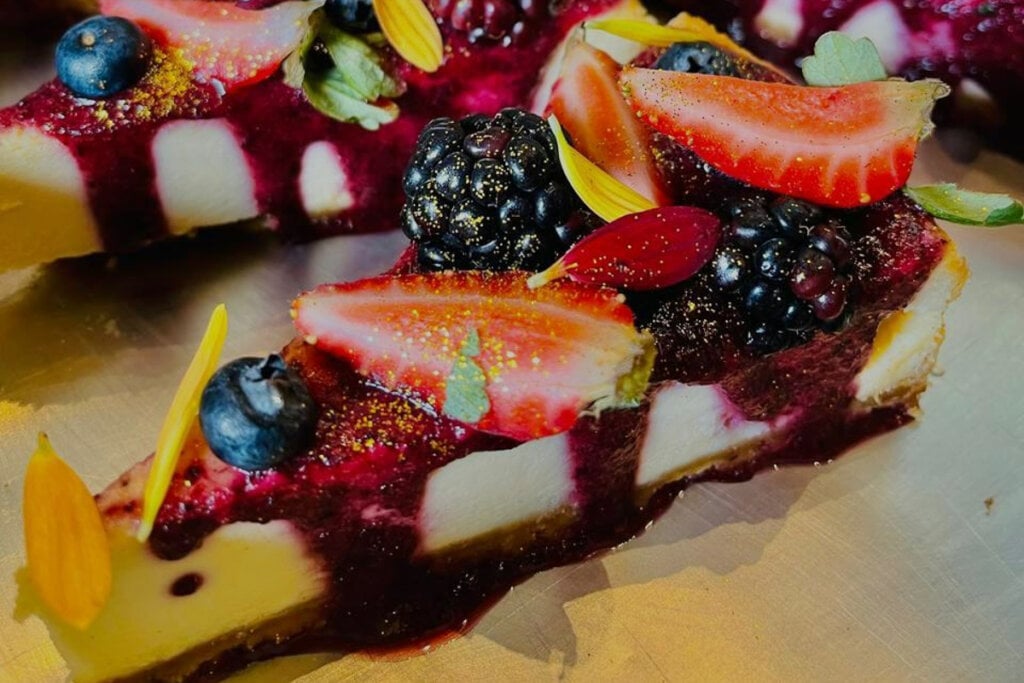 Pedaço de Cheesecake com molho de frutas vermelhas