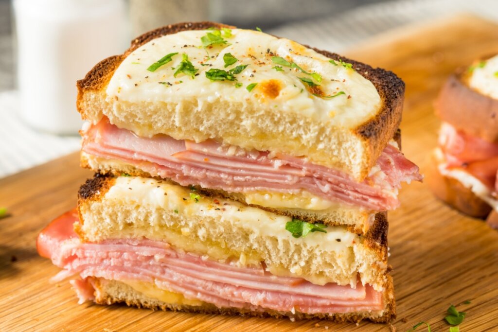 croque monsieur em cima de uma tábua de madeira