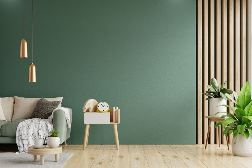 sala com sofá, mesinha e parede verde