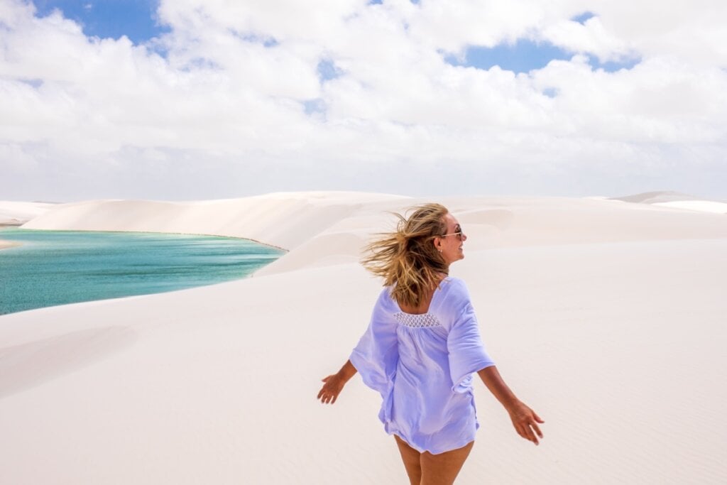 Mulher loira nos Lençóis Maranhenses