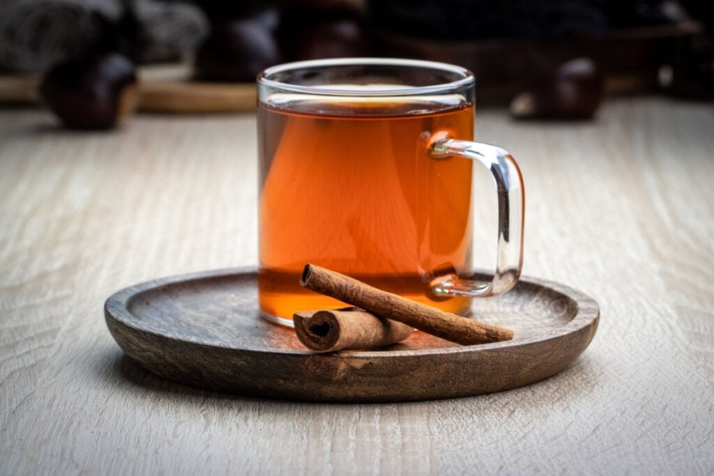 Chá de espinheira-santa com canela em caneca de vidro