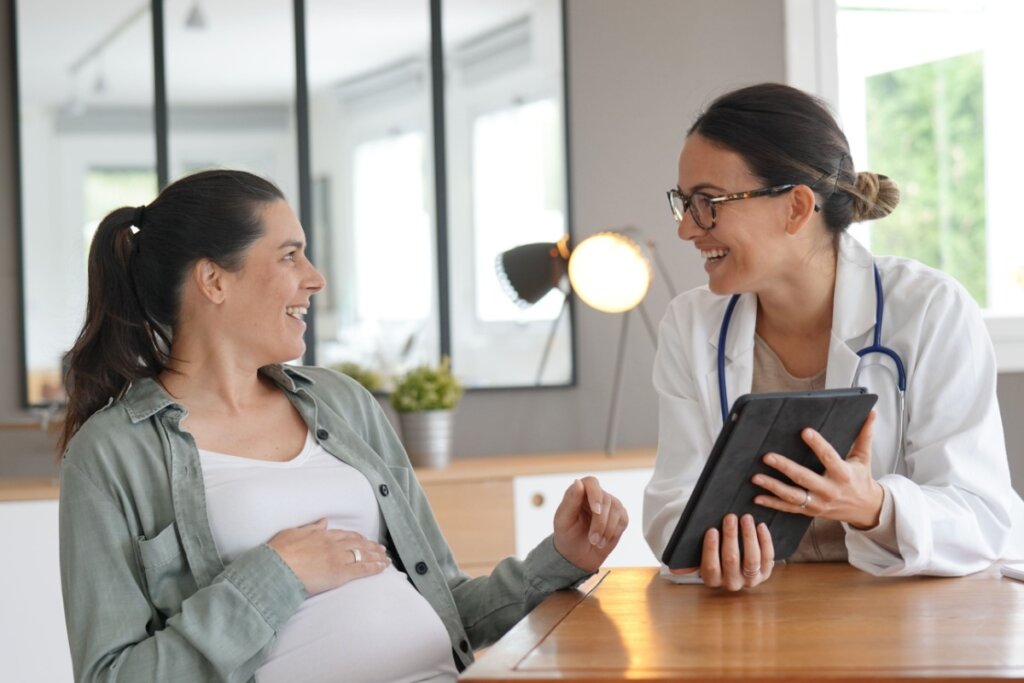 Mulher em consultório com médica