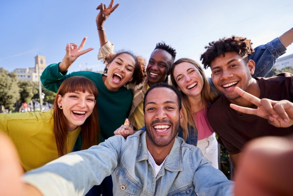 grupo de amigos sorrindo para a selfie