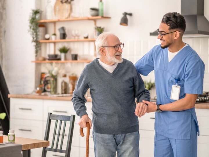 Benefícios de contratar um cuidador profissional para o seu familiar