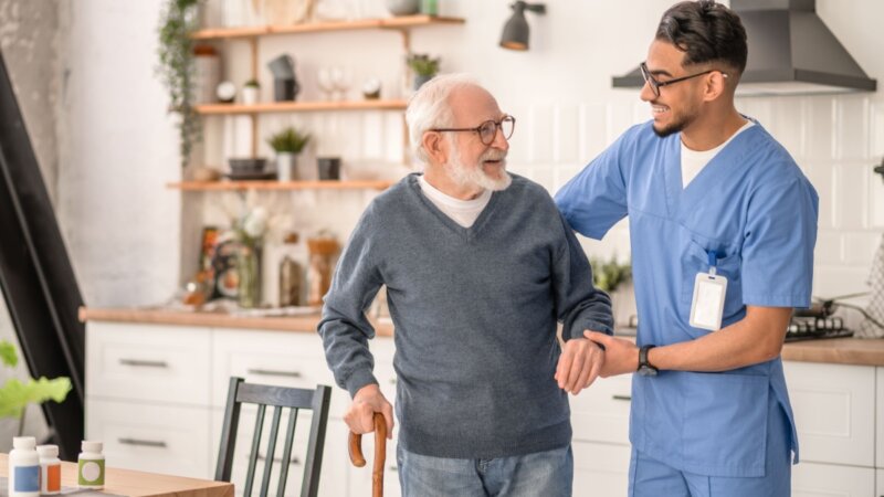 Benefícios de contratar um cuidador profissional para o seu familiar