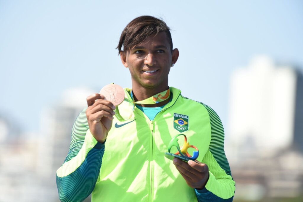 Izaquias Queiroz recebendo medalha de prata nos Jogos Olímpicos do Rio de Janeiro