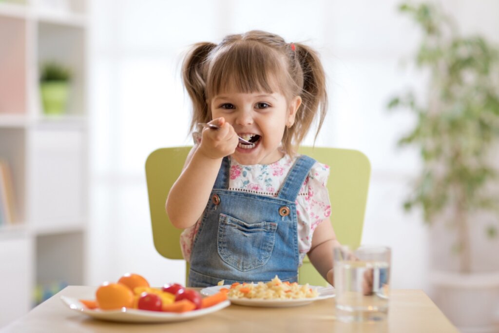 menina comendo comida saudável