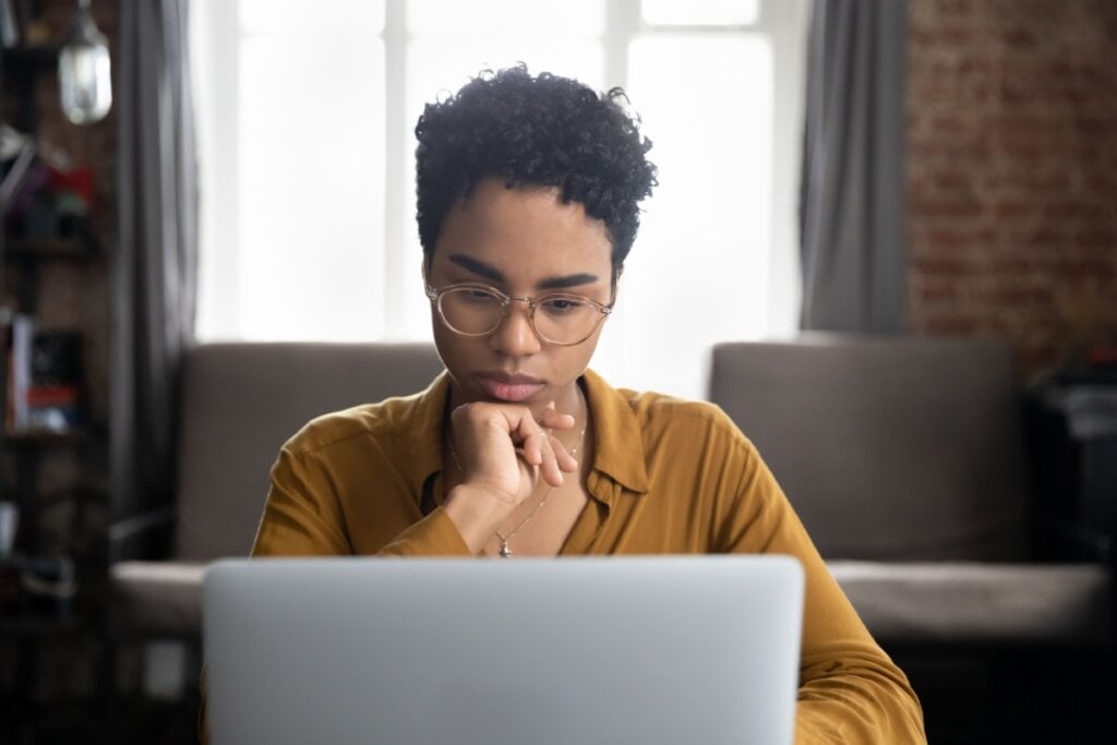 Mulher buscando emprego em sites pela internet