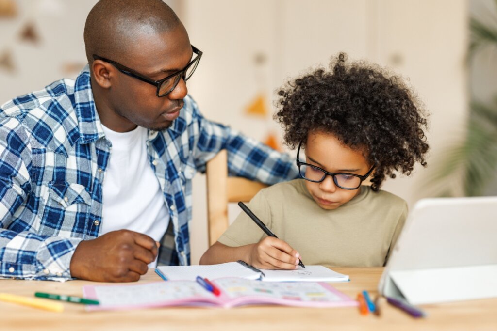 Pai ajudando filho a fazer lição de casa