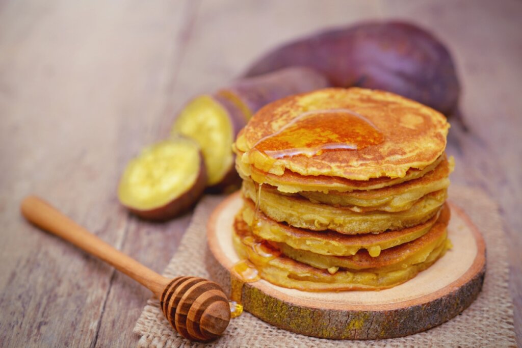 Panquecas de batata-doce empilhadas e regadas com mel