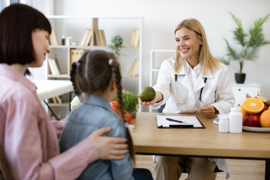 Mãe e filha em consulta com a pediatra