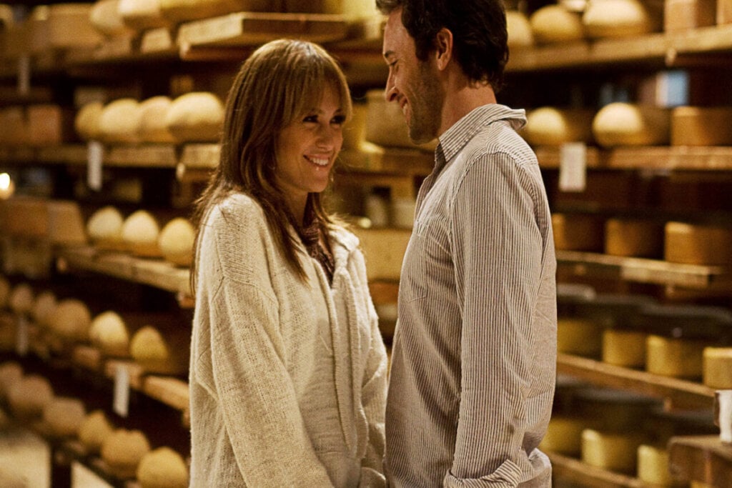 Casal em uma loja sorrindo e olhando um para o outro 