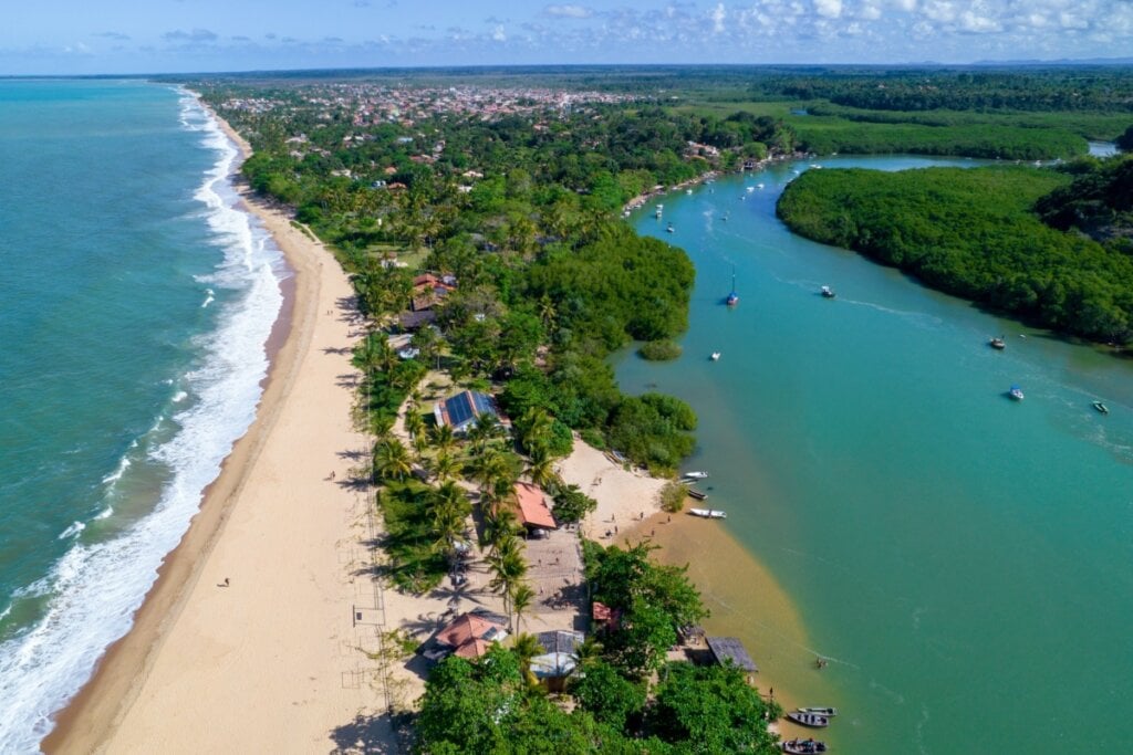 Vista de cima de um dos trechos da Costa do Descobrimento em Porto Seguro - Bahia